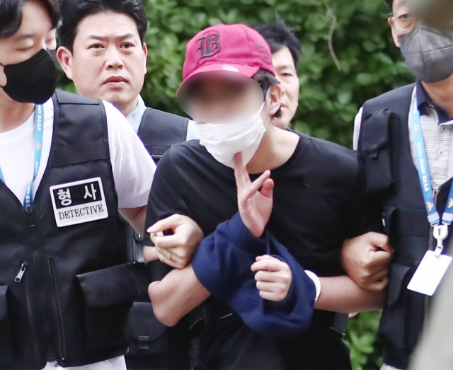 필리핀 세부에서 인천국제공항으로 향하던 여객기에서 비상문을 열려고 한 혐의를 받는 10대 남성이 지난 6월 20일 구속 전 피의자 심문(영장실질심사)을 받기 위해 인천지법으로 들어서고 있다. [연합]