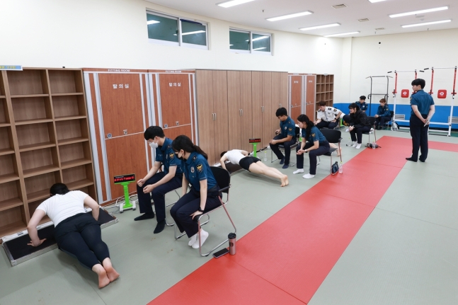 15일 경기남부경찰청 경찰관 채용시험에서 여성 응시생이 '정자세'로 팔굽혀펴기를 하고 있다.[경기남부경찰청 제공]