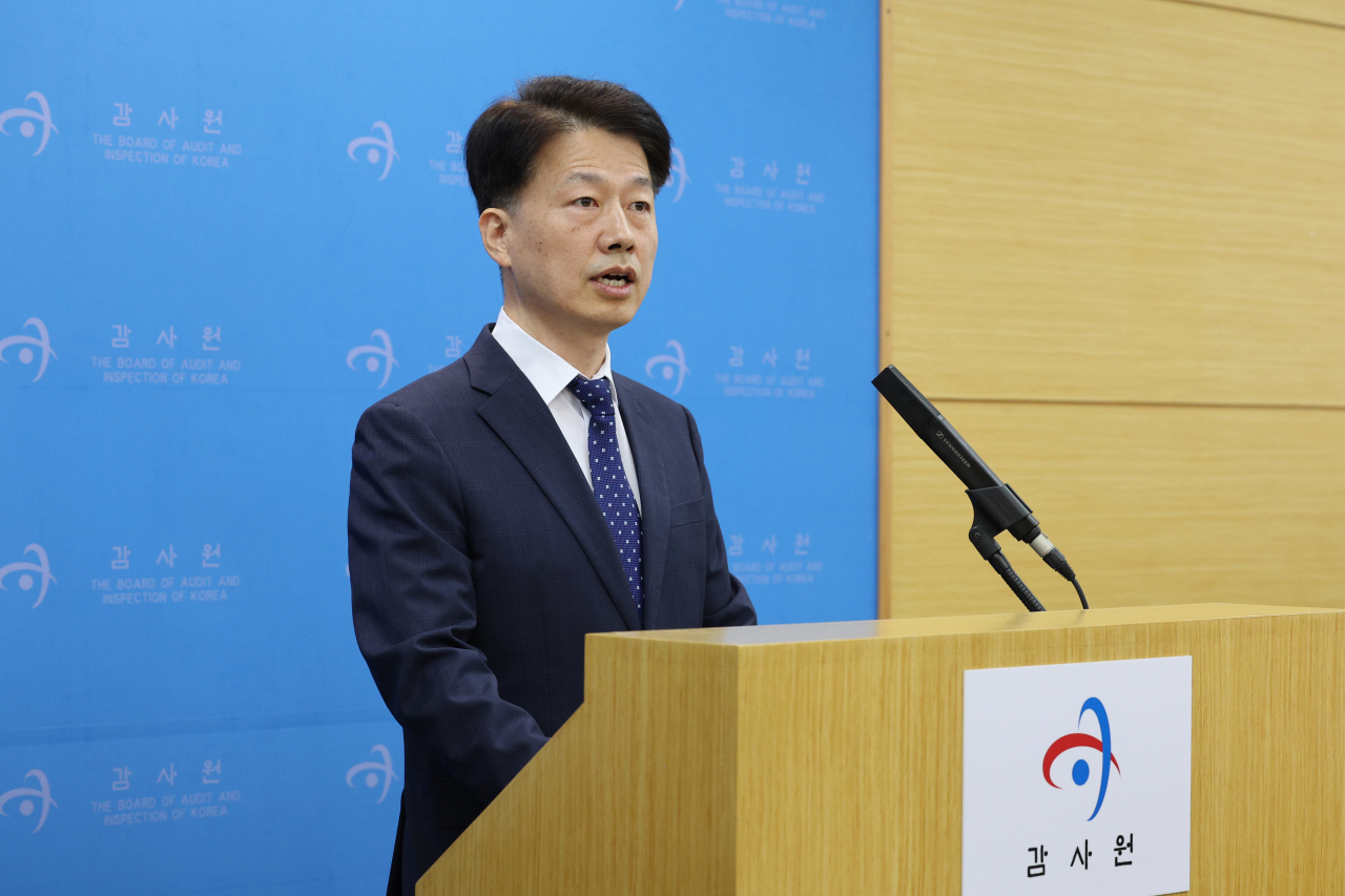 최달영 감사원 제1사무차장이 15일 서울 종로구 감사원 제3별관에서 '주요 국가통계 작성 및 활용실태' 수사요청 관련 발표를 하고 있다. [연합]