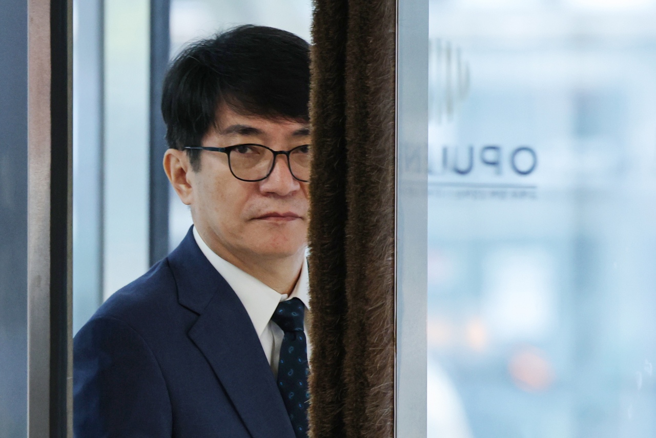 이균용 대법원장 후보자가 지난달 30일 오전 서울 서초구 인사청문회 준비 사무실로 출근하고 있다. [연합]