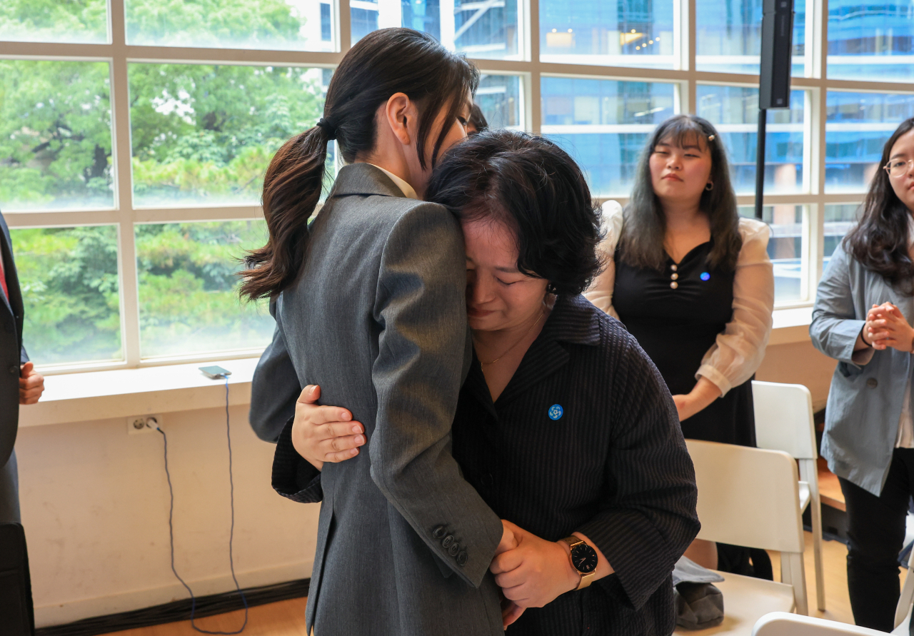 윤석열 대통령 부인 김건희 여사가 15일 서울 중구 커뮤니티하우스 마실에서 열린 '괜찮아, 걱정마' 마음건강을 위한 대화에서 참석자들을 격려하고 있다. [연합]
