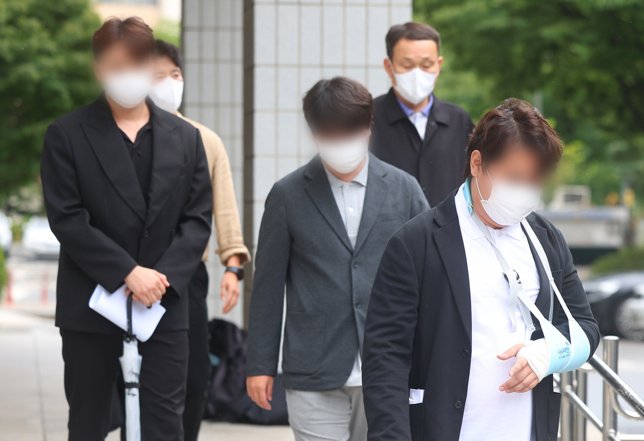 피카코인 시세조종 연루 의혹을 받는 이희진씨가 15일 오후 사기·특정경제범죄가중처벌법상 배임·범죄수익은닉규제법 위반 혐의로 영장실질심사(구속 전 피의자 심문)을 받기 위해 서울 양천구 서울남부지법으로 출석하고 있다. 이날 영장실질심사에는 이씨의 친동생 이희문 씨와 코인 발행업체 직원 김모씨도 함께 출석했다. [연합뉴스]