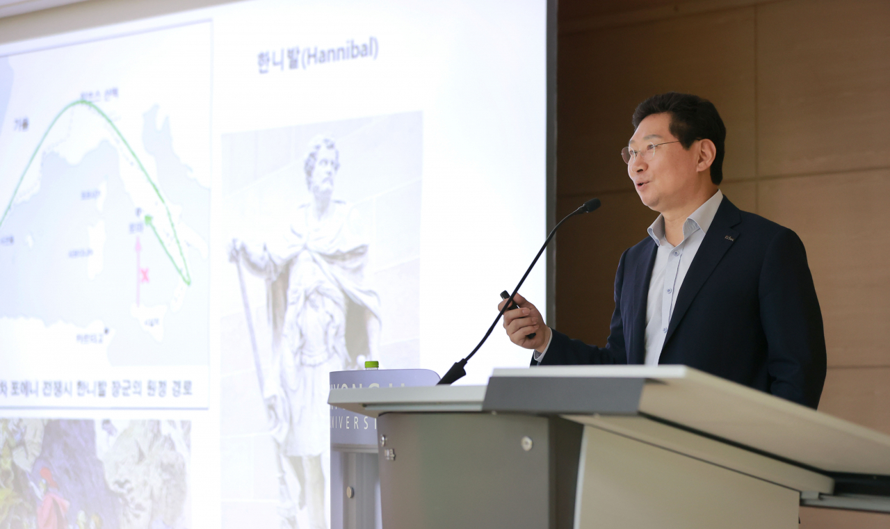 이상일 용인특례시장이 15일 명지대 창조관에서 용인시 핵심리더과정 수강생을 대상으로 특강을 하고 있다