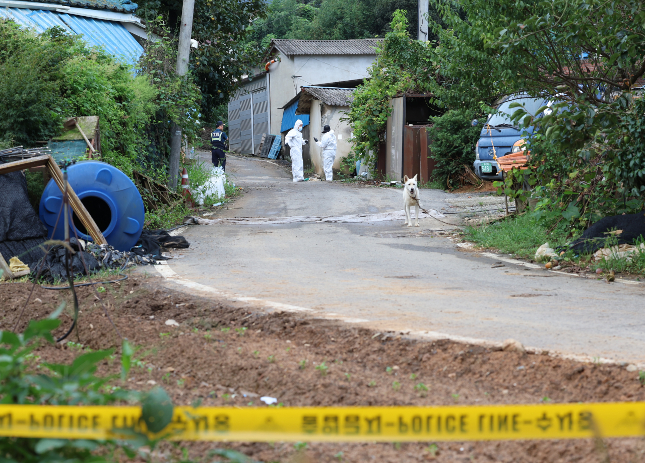16일 오전 전남 영암군 영암읍 한 주택에서 일가족 사망 사건 현장 감식이 이뤄지고 있다.[연합]