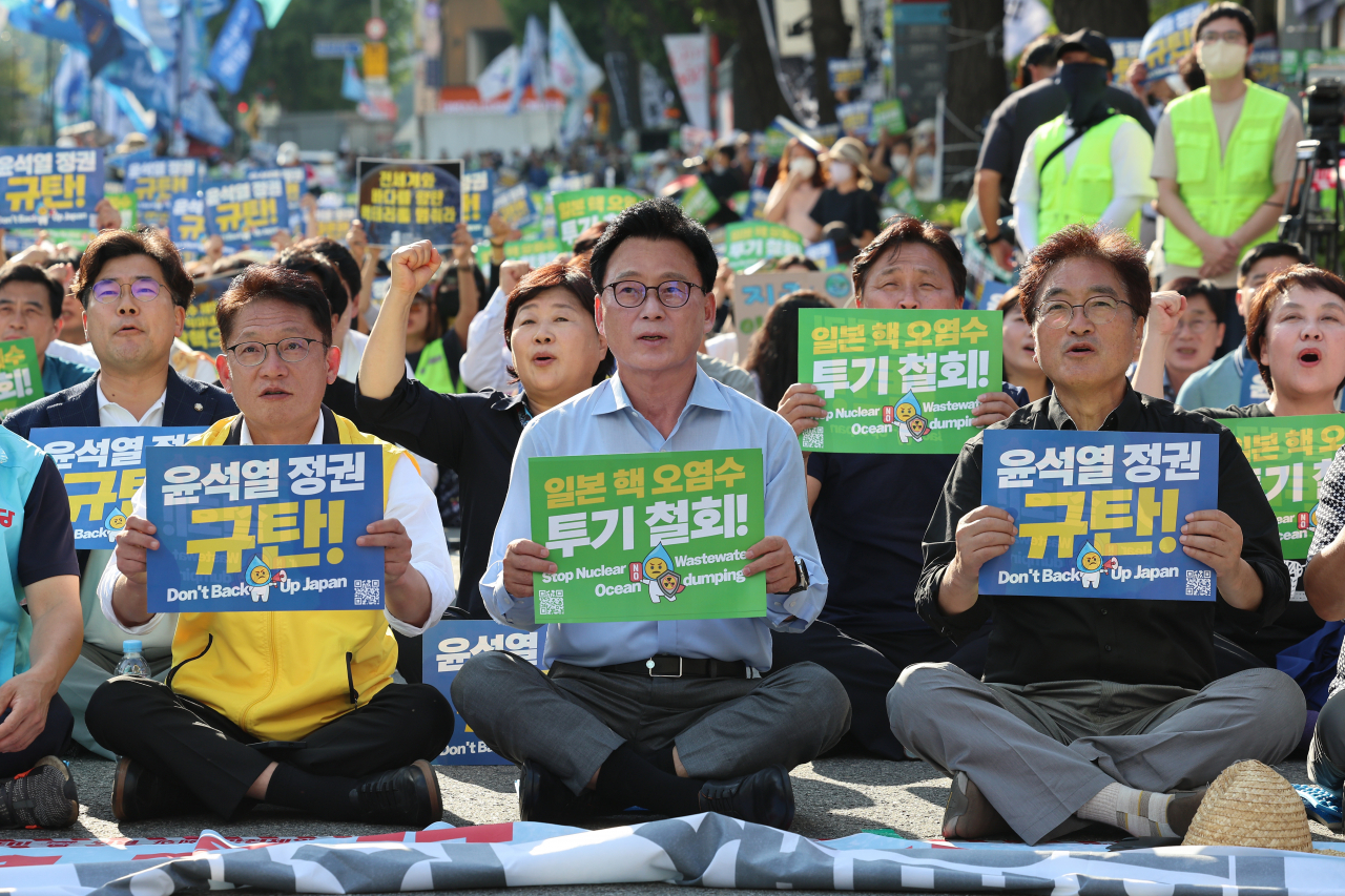 9일 오후 서울 종로구 새문안로에서 열린 후쿠시마 오염수 해양투기 중단 범국민대회에서 야당 원내대표 및 의원들이 구호를 외치고 있다(사진은 기사 내용과 관련 없음). [연합]