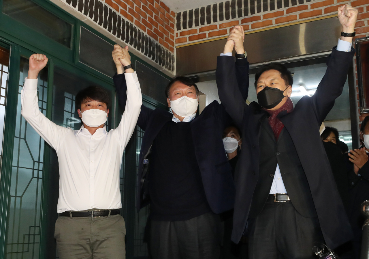 국민의힘 이준석 대표(왼쪽부터), 윤석열 대선 후보, 김기현 원내대표가 2021년 12월3일 오후 울산시 울주군 한 식당에서 만찬 회동 후 손을 맞잡고 대선 승리를 다짐하고 있다. [연합]