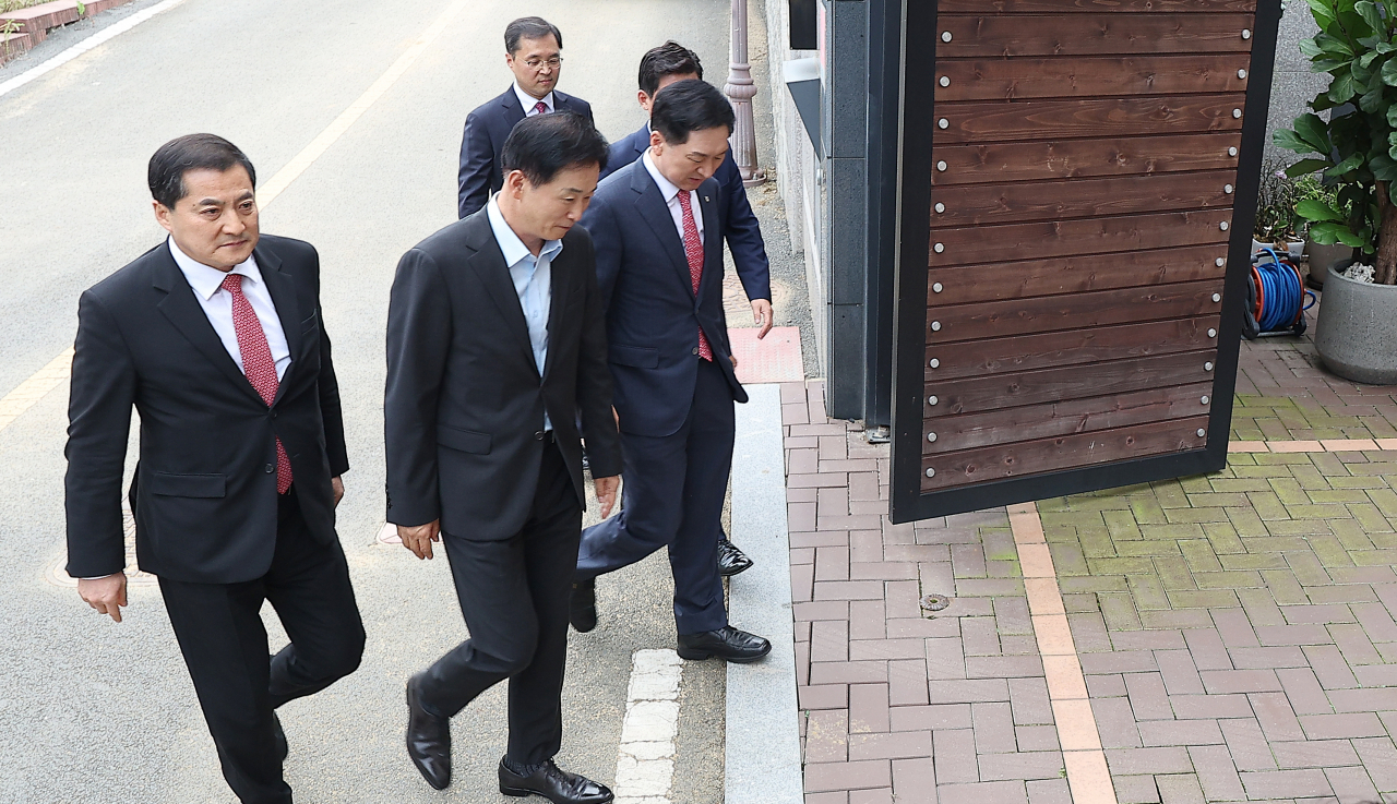 김기현 국민의힘 대표가 13일 오후 대구 달성군 박근혜 전 대통령 사저 앞에서 박대출 정책위의장, 구자근 당 대표 비서실장 등과 함께 유영하 변호사의 안내를 받아 박 전 대통령을 예방하기 위해 이동하고 있다. [연합]