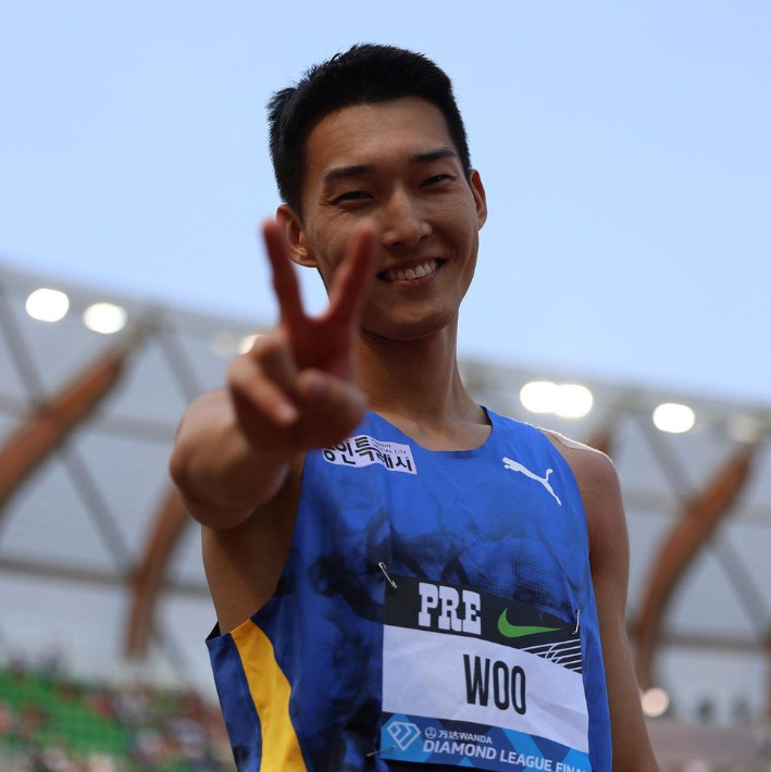 우상혁이 17일(한국시간) 미국 오리건주 유진 헤이워드 필드에서 열린 2023 세계육상연맹 다이아몬드리그 파이널 남자 높이뛰기 경기에서 우승한 뒤, 손으로 V를 그리고 있다. [세계육상연맹 인스타그램 캡처]