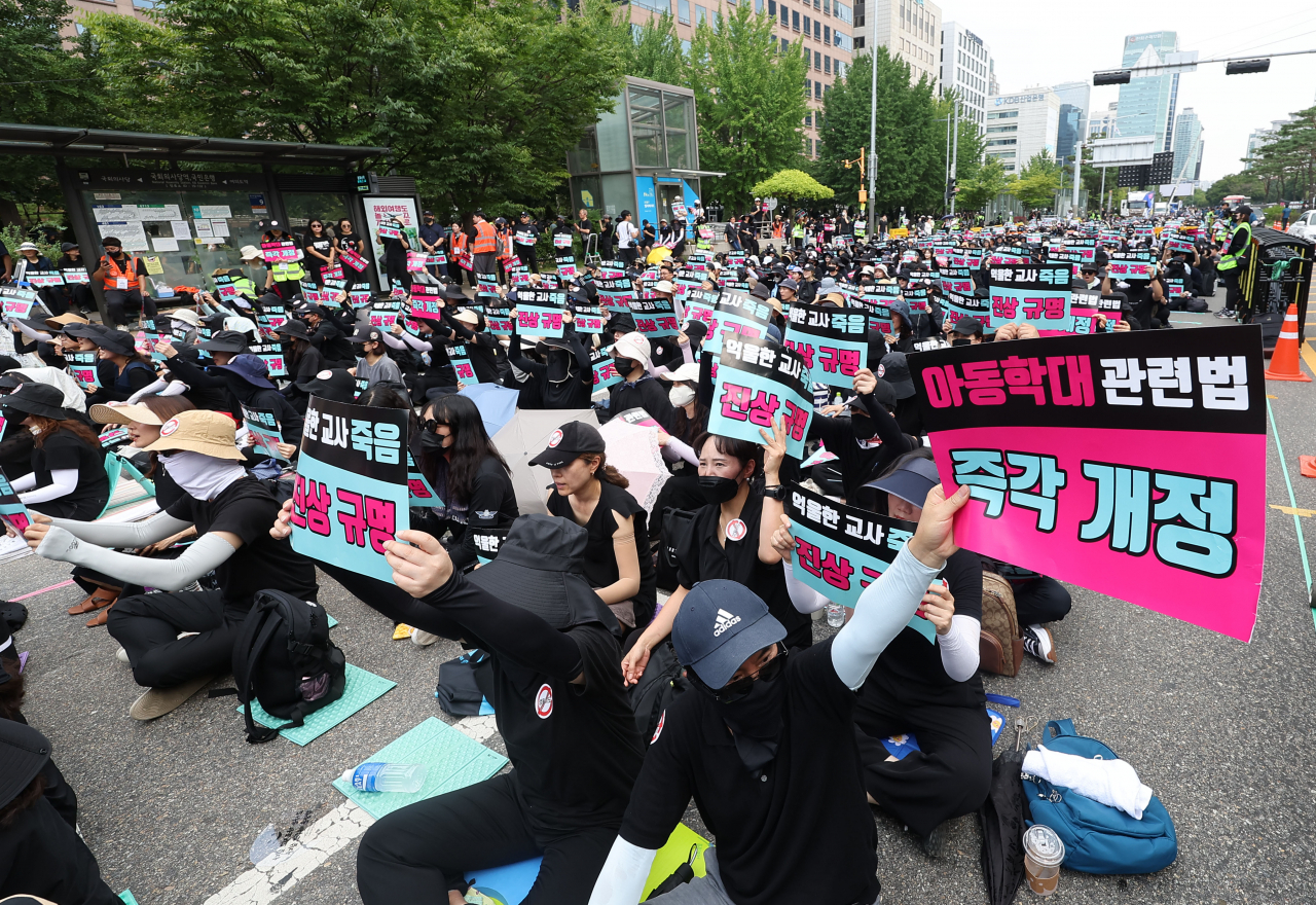 8월 19일 오후 국회 앞에서 전국 각지에서 모인 교사들이 서이초 교사 사망 사건 진상규명과 아동학대 관련법 즉각 개정을 촉구하는 집회를 하고 있다. [연합]