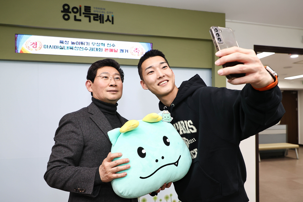 우상혁이 이상일용인특례시장(왼쪽)과 셀카를 찍고 있다