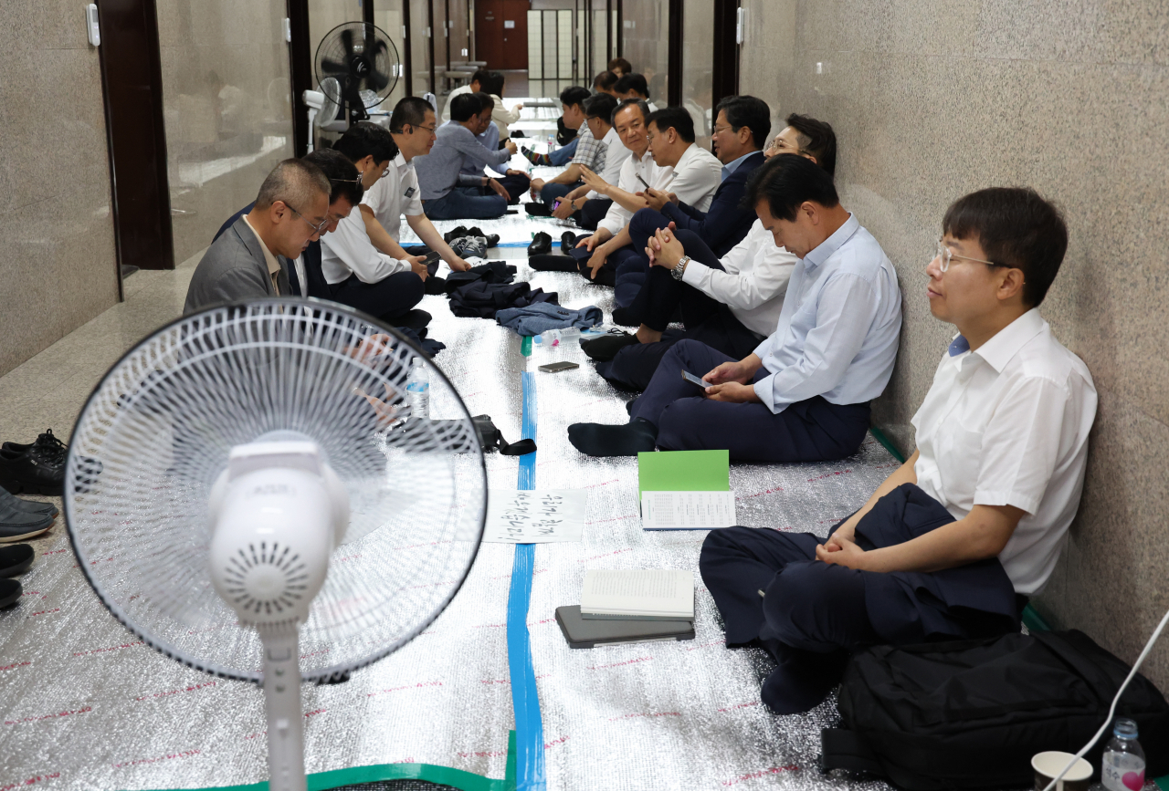 더불어민주당 의원들이 17일 단식 중인 이재명 대표가 머물고 있는 국회 당 대표실 앞을 지키고 있다. [연합]