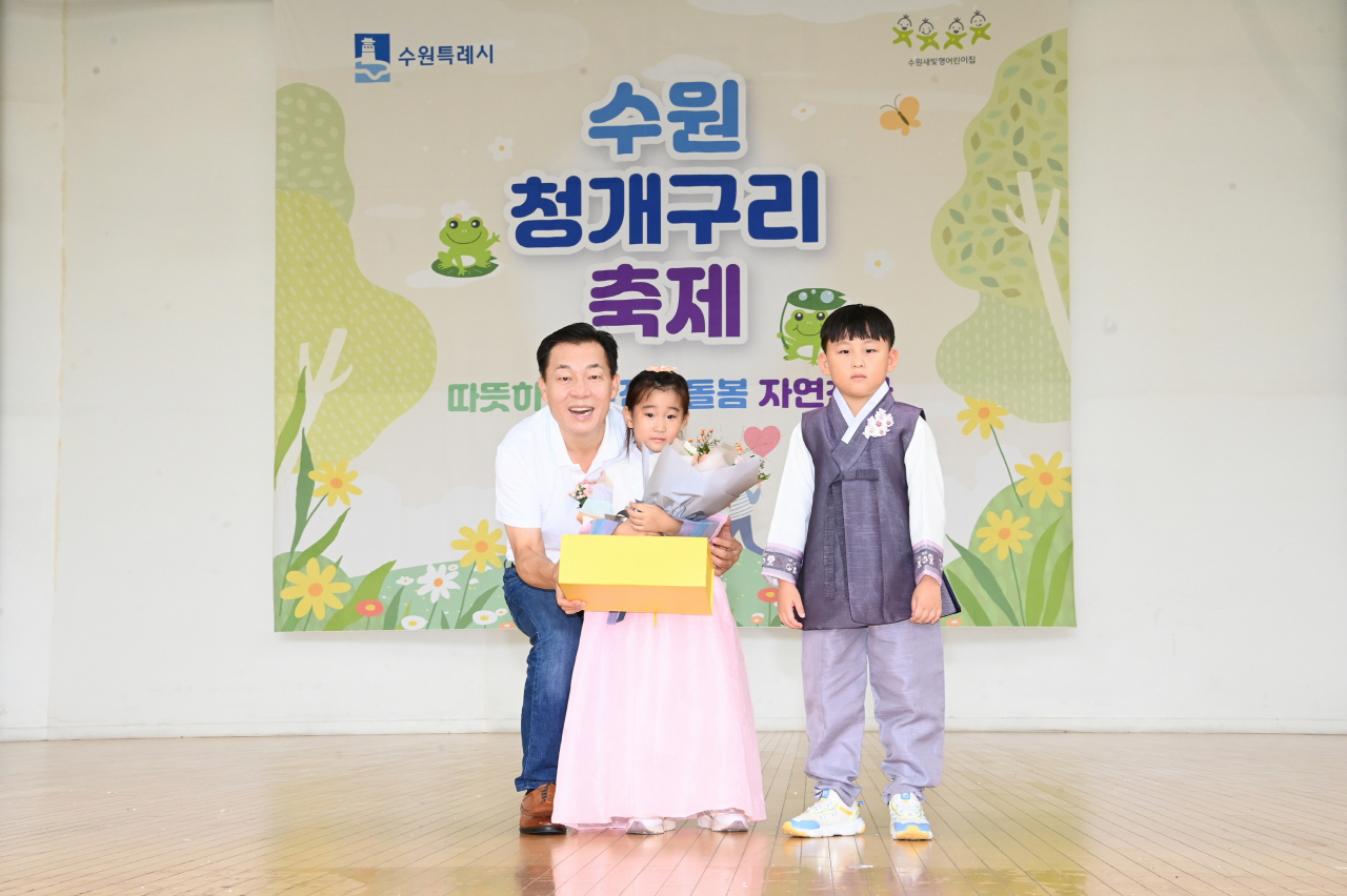 이재준 수원시장이 어린이들과 함께하고 있다.