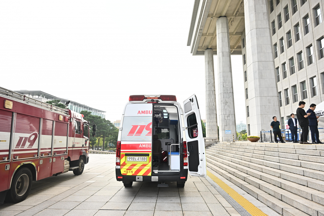 17일 단식 중 건강이 악화된 이재명 더불어민주당 대표를 병원으로 옮기기 위해 투입됐던 구급차가 국회 본청 앞에 대기하고 있다. [연합]