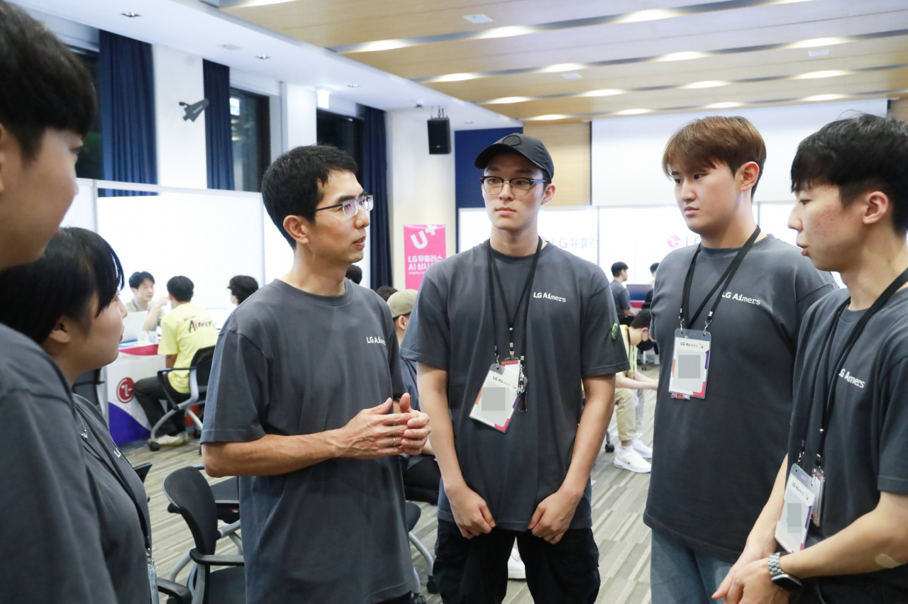 이홍락 LG AI연구원 CSAI(최고 AI 과학자)가 ‘LG 에이머스 해커톤’에 참가한 청년들과 대화를 나누고 있다.[LG 제공]
