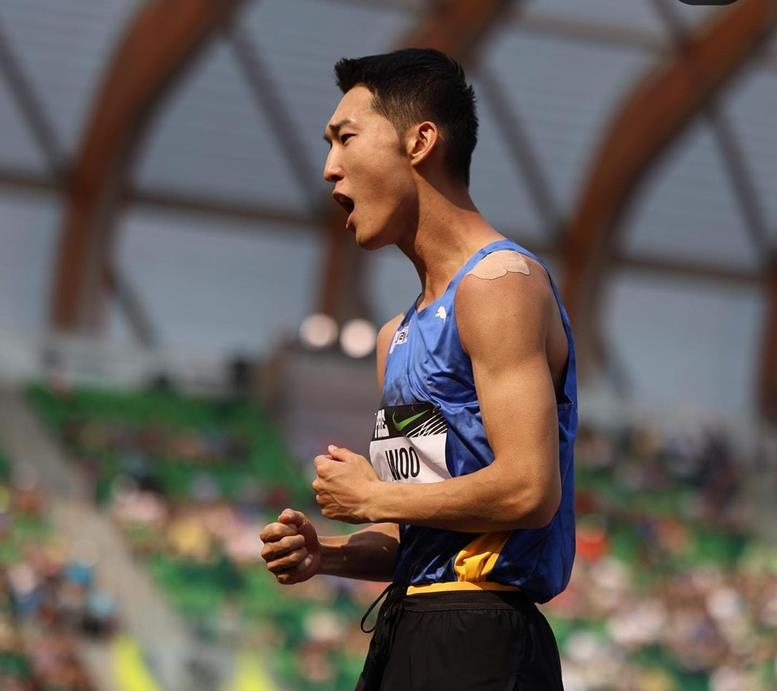 우상혁이 17일(한국시간) 미국 오리건주 유진 헤이워드 필드에서 열린 2023 세계육상연맹 다이아몬드리그 파이널 남자 높이뛰기 경기에서 바를 넘은 뒤, 포효하고 있다. [연합]