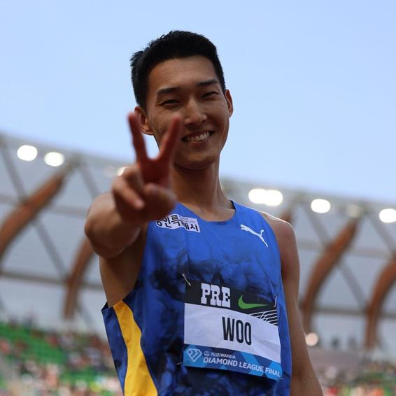 우상혁이 17일(한국시간) 미국 오리건주 유진 헤이워드 필드에서 열린 2023 세계육상연맹 다이아몬드리그 파이널 남자 높이뛰기 경기에서 우승한 뒤, V를 그리고 있다. [연합]