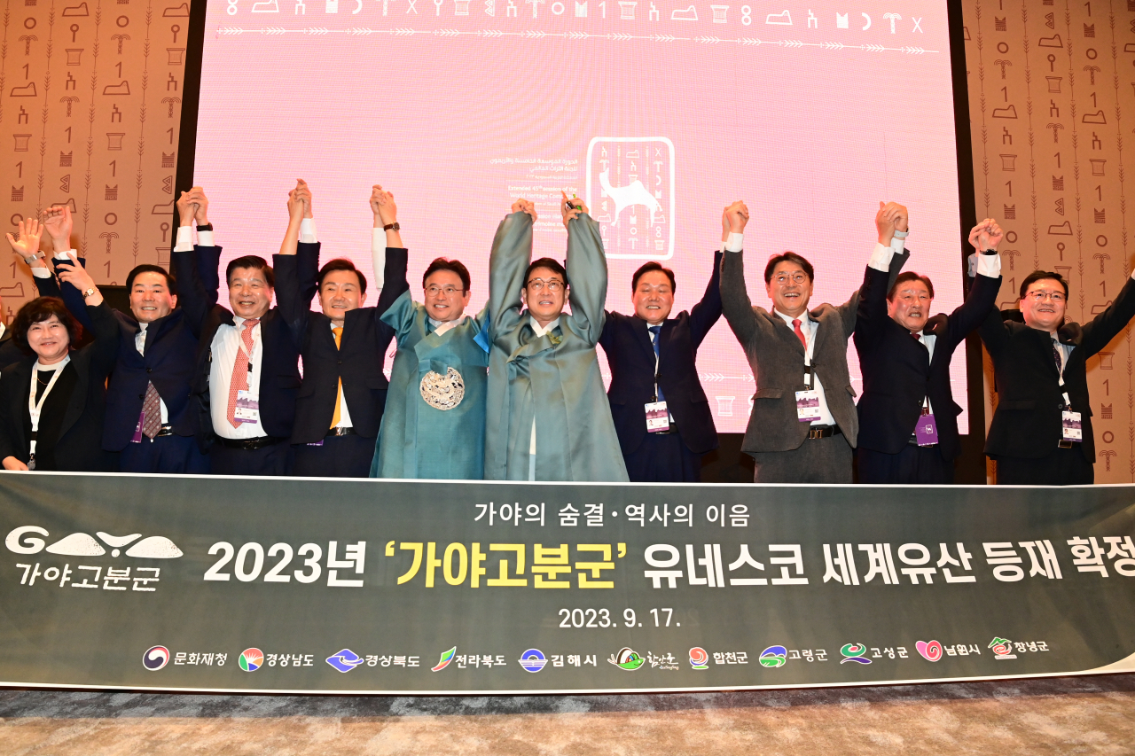 17일 사우디아라비아 리야드에서 열린 제45차 총회에서 국내 세계유산 소재지 단체장들이 가야고분군 세계유산 등재를 환영하고 있다.[고령군 제공]