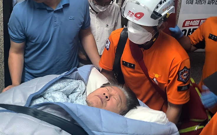 단식 중이던 이재명 더불어민주당 대표가 18일 건강이 악화돼 국회에서 병원으로 후송되고 있다. [연합]
