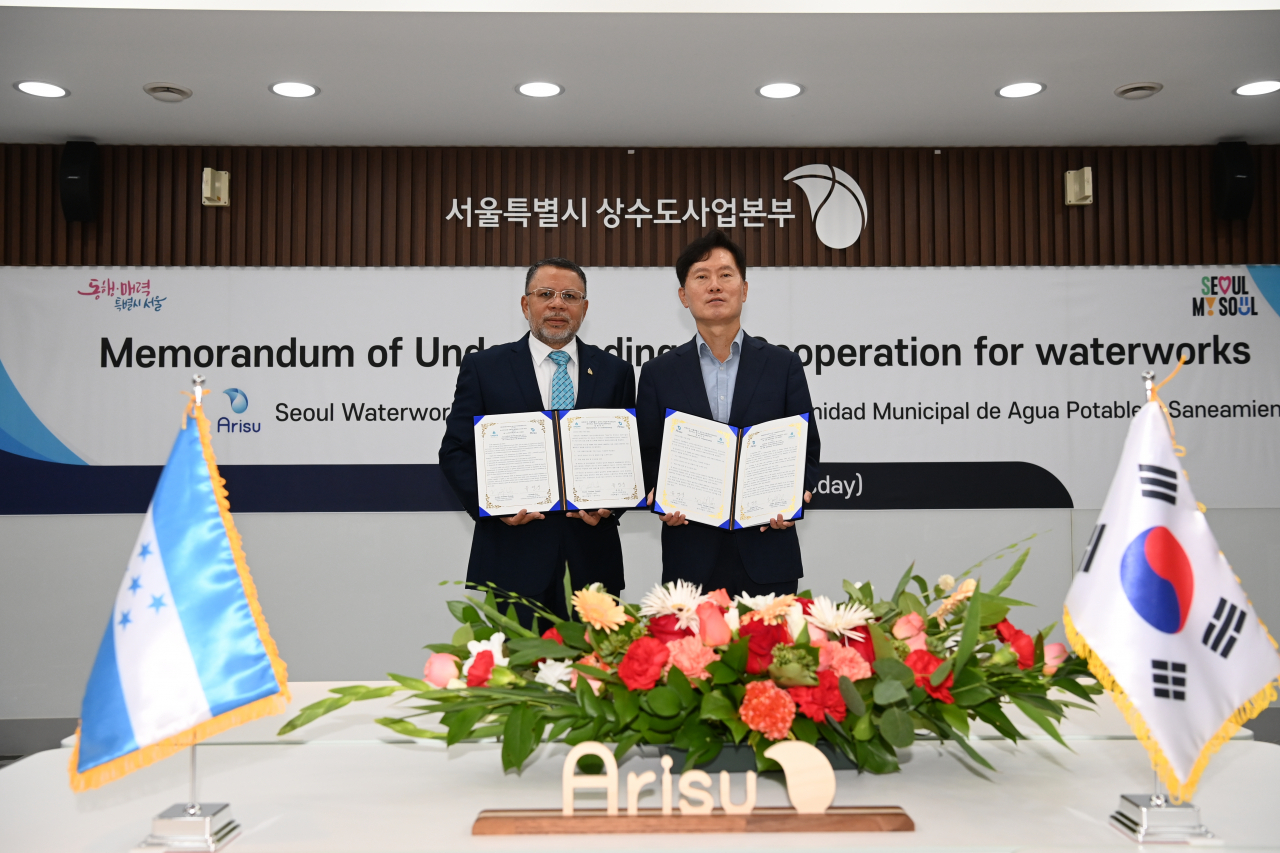 서울시는 중남미 국가 온두라스의 수도인 테구시갈파에 수도계량기 7000개를 무상 지원한다고 18일 밝혔다. 사진은 아르투로 트로케즈 온두라스 테구시갈파 UMAPS, 유연식 서울시 상수도사업본부장. [서울시 제공]