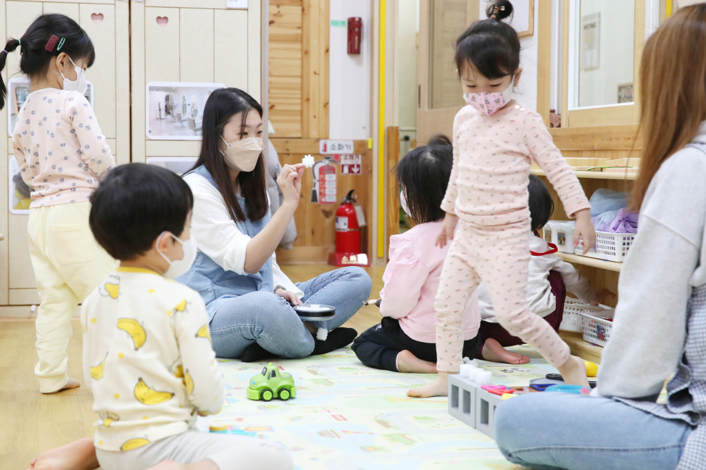 성동구 어린이집 교사가 아이들을 돌보고 있다. [성동구 제공]