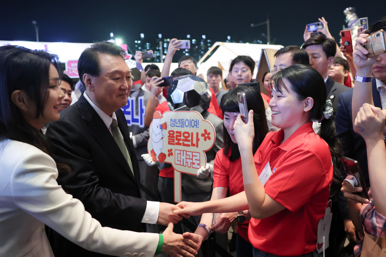 윤석열 대통령과 김건희 여사가 지난 14일 부산 해운대구 영화의전당에서 열린 청년의날 기념식에 앞서 청년정책라운지 참가자들을 만나고 있다. [연합]