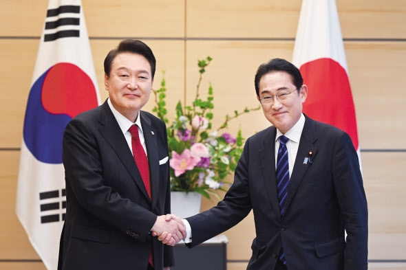 윤석열 대통령이 지난 3월 16일 일본을 방문해 도쿄 총리 관저에서 기시다 후미오 일본 총리와 한일 정상 소인수회담에 앞서 악수하고 있다. [연합]