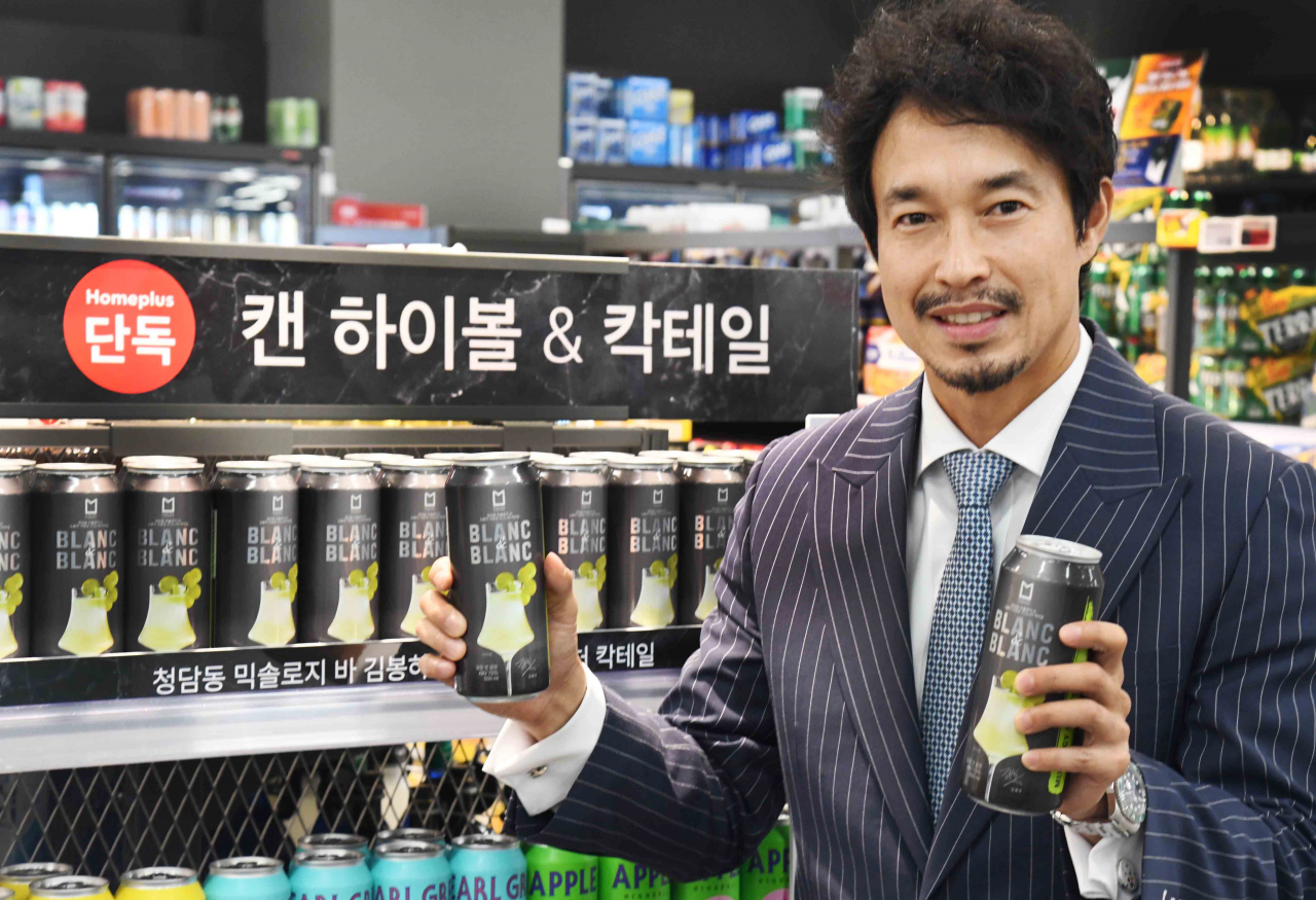 김봉하 믹솔로지스트가 18일 서울 등촌동 ‘홈플러스 메가푸드마켓’ 강서점에서 ‘블랑 앤 블랑’ 캔칵테일을 선보이고 있다. [홈플러스 제공]