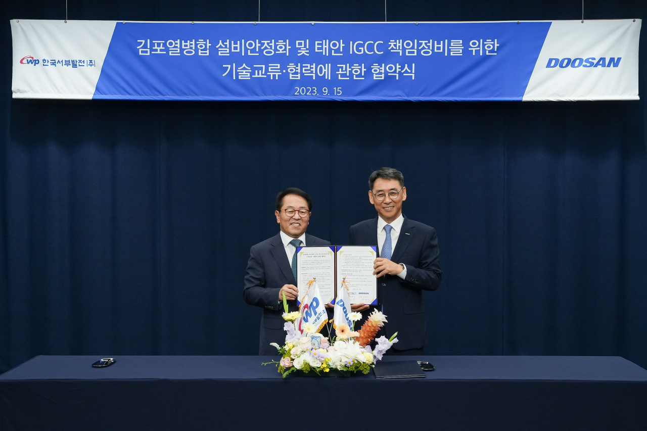 경기도 분당두산타워에서 열린 MOU 체결식에서 박형덕 한국서부발전 사장과 정연인(오른쪽) 두산에너빌리티 사장이 기념촬영을 하고 있다. [두산에너빌리티 제공]