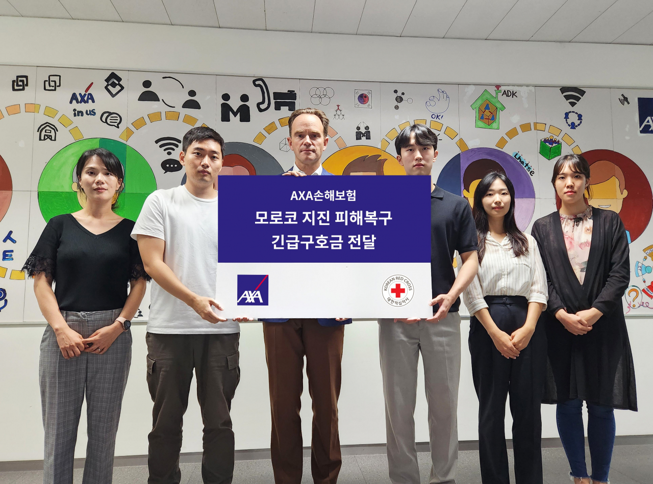 기욤 마라보(왼쪽 세 번째) AXA손해보험 대표이사 등 임직원들이 모로코 지진 이재민을 위한 긴급구호금을 대한적십자사에 전달하고 기념촬영을 하고 있다. [AXA손해보험 제공]
