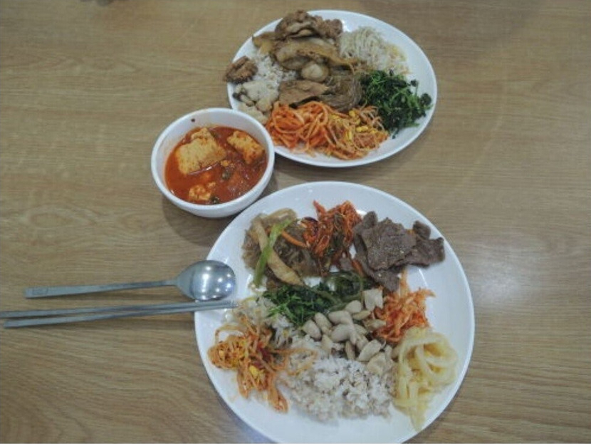 글쓴이 A씨가 찍은 기사식당에서 음식을 퍼 온 사진. 사연 속 택시기사는 사진 보다 훨씬 많은 양을 올린 접시 4개를 해치웠다고 한다. [온라인 커뮤니티 갈무리]