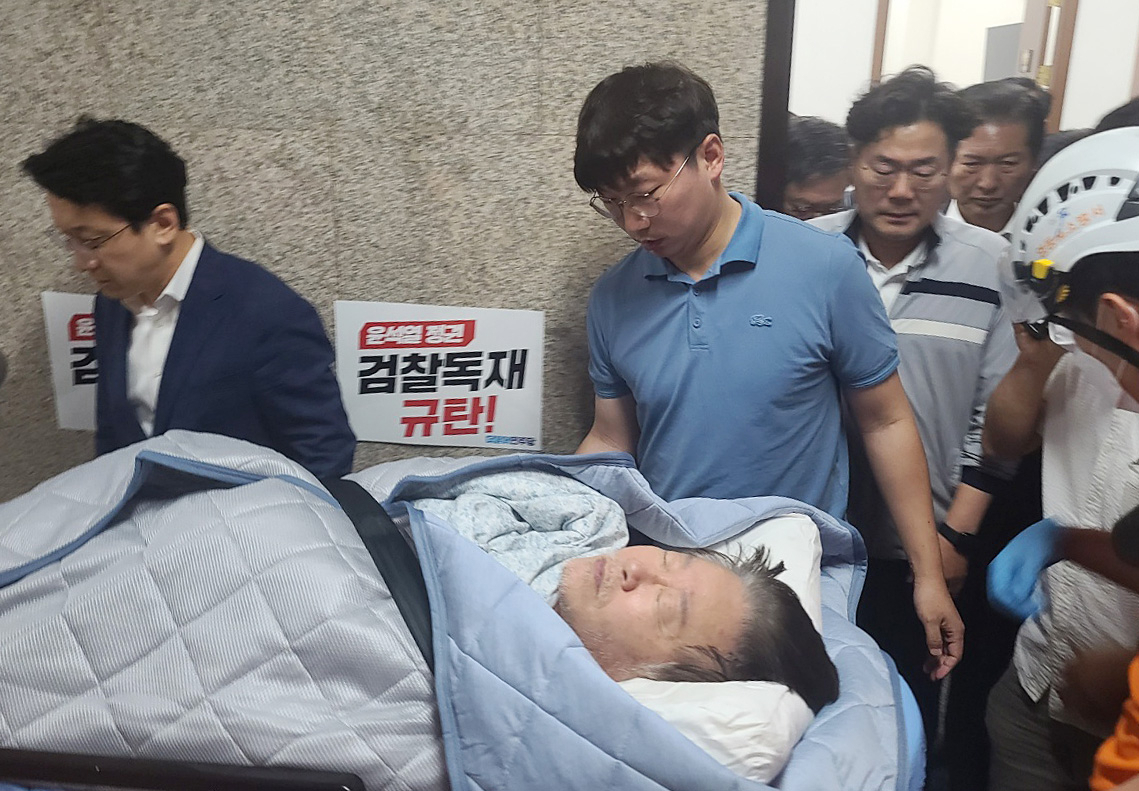 단식 중이던 더불어민주당 이재명 대표가 18일 건강이 악화돼 국회에서 병원으로 후송되고 있다. [연합]