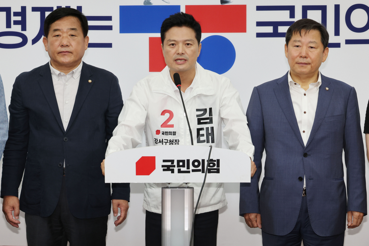 김태우 전 강서구청장이 17일 국회에서 열린 '국민의힘 서울 강서구청장 보궐선거 경선 결과 발표'에서 후보자로 확정된 후 소감을 말하고 있다. [연합]