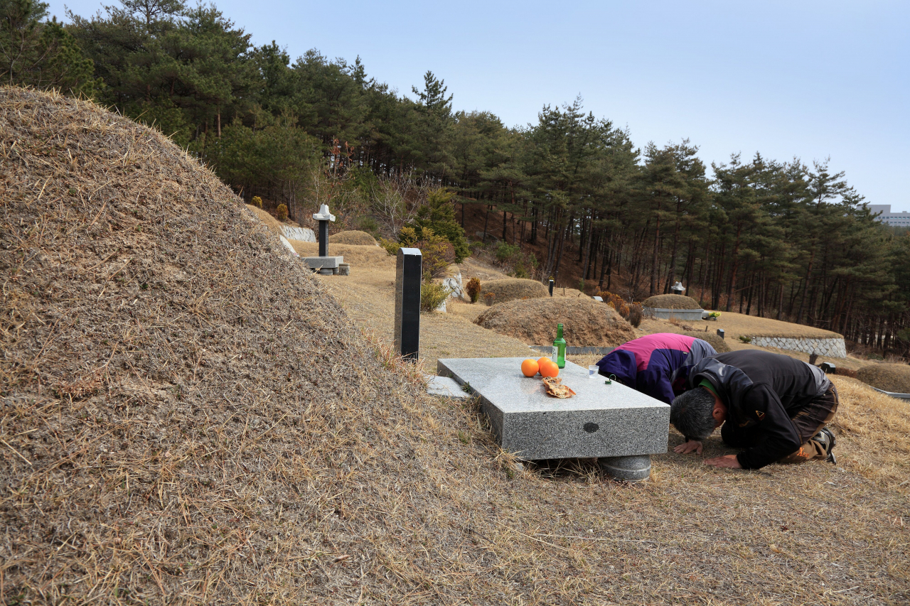 한식 성묘. 연해주와 중앙아시아의 고려인들은 한식 성묘를 하고, 국내 여러지역에서 한식 제사를 지낸다.