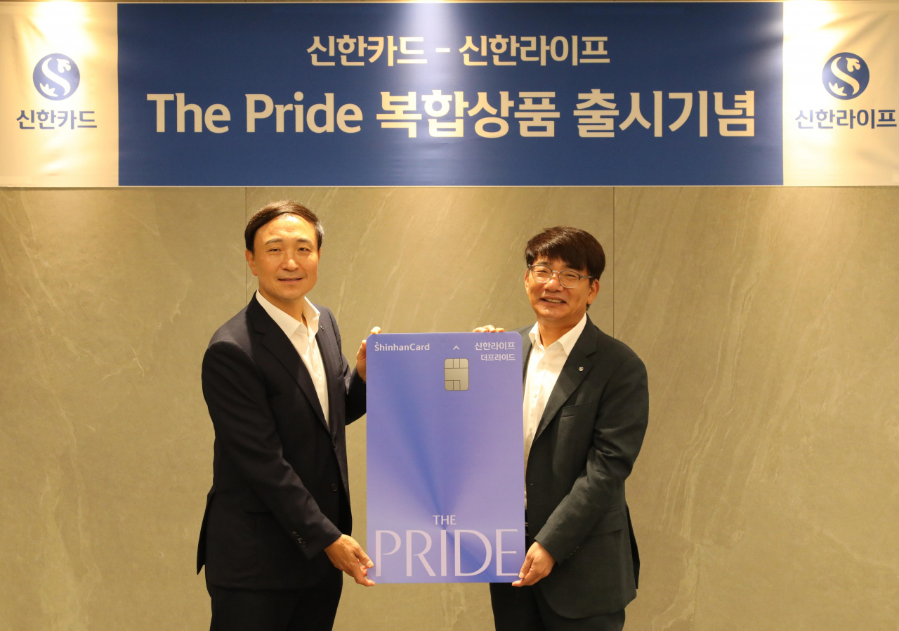 이영종(오른쪽) 신한라이프 사장과 문동권 신한카드 사장이 The Pride 복합상품 출시 행사 후 기념 촬영을 하고 있다. [신한라이프 제공]