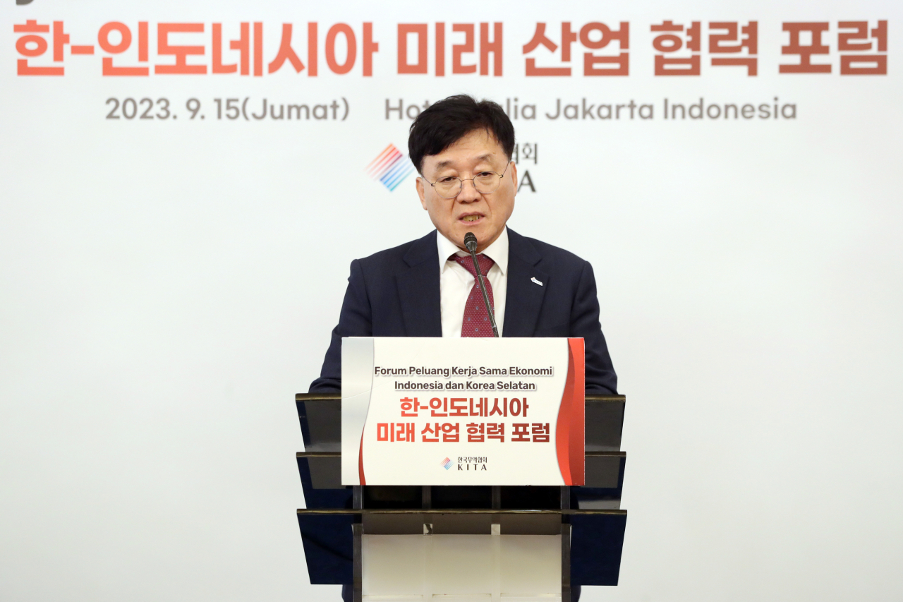 정만기 한국무역협회 부회장이 15일(현지시간) 열린 한-인니 미래산업포럼에서 연사로 나섰다. [무협 제공]
