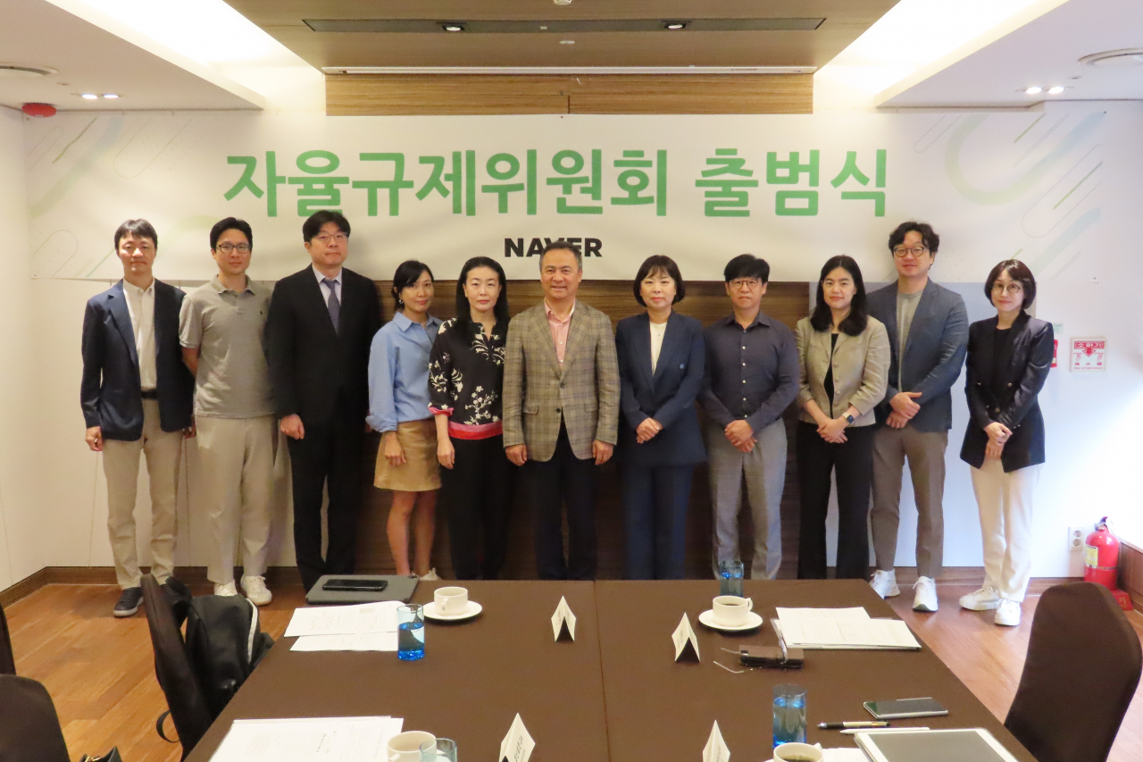 사진은 위원회 출범을 기념하여 (왼쪽부터)유봉석 네이버 서비스운영총괄, 이대호 성균관대 교수, 이진수 서울대 교수, 김현경 서울과기대 교수, 최난설헌 연세대 교수, 권헌영 고려대 교수, 정지연 한국소비자연맹 사무총장, 박민수 성균관대 교수, 박혜진 한양대 교수, 김지영 성균관대 교수, 손지윤 네이버 정책전략 총괄이 기념 사진을 촬영하고 있는 모습. [네이버 제공]
