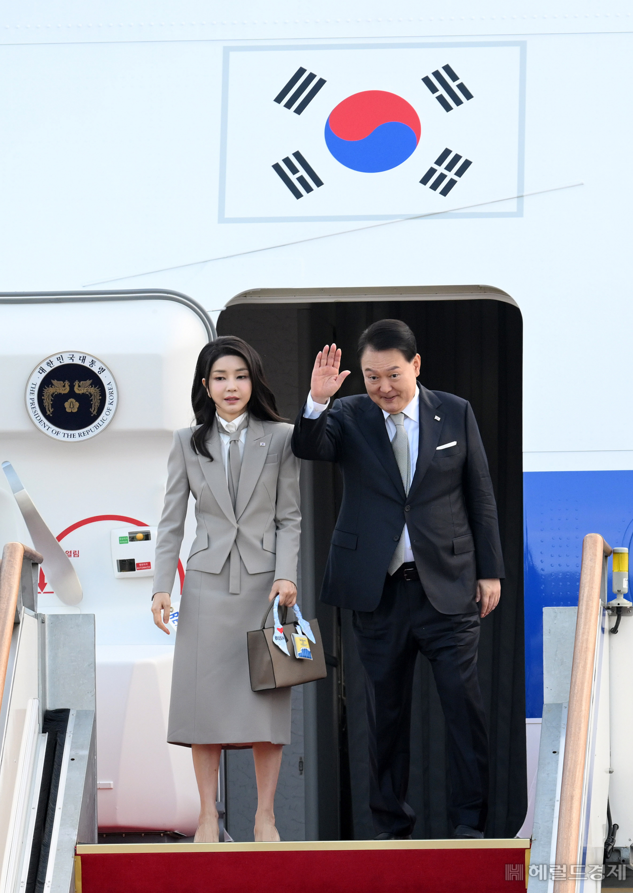 유엔총회 기조연설과 다자외교를 위해 미국을 방문하는 윤석열 대통령과 부인 김건희 여사가 18일 오전 성남 서울공항에서 출국하며 전용기인 공군 1호기 탑승에 앞서 환송객에 인사하고 있다. 이상섭 기자