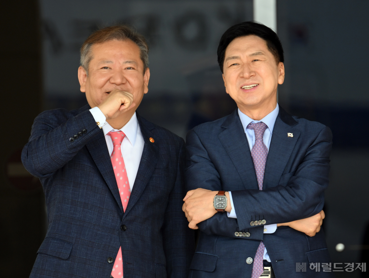 김기현 국민의힘 대표가 18일 오전 성남 서울공항에서 이상민 행안부 장관과 대화를 하며 밝게 웃고 있다. 이상섭 기자