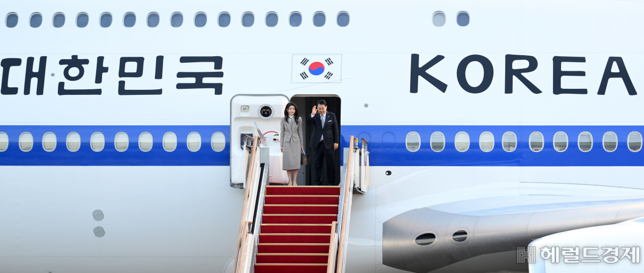 유엔총회 기조연설과 양자 정상회담 등 다자외교를 위해 미국을 방문하는 윤석열 대통령과 부인 김건희 여사가 18일 오전 성남 서울공항에서 출국하며 전용기인 공군 1호기 탑승에 앞서 환송객에 인사하고 있다. 이상섭 기자