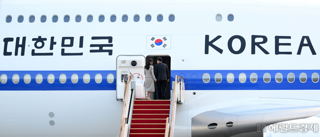 유엔총회 기조연설과 양자 정상회담 등 다자외교를 위해 미국을 방문하는 윤석열 대통령과 부인 김건희 여사가 18일 오전 성남 서울공항에서 출국하며 전용기인 공군 1호기에 탑승하고 있다. 이상섭 기자