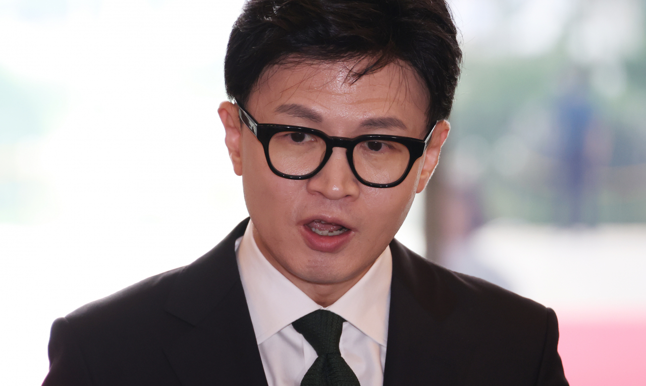 한동훈 법무부 장관이 18일 국회에서 본회의 출석을 위해 입장하던 중 기자들의 질문에 답하고 있다. [연합]
