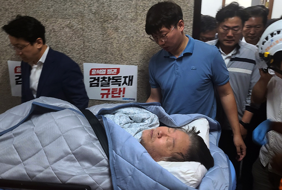 단식 중이던 더불어민주당 이재명 대표가 18일 건강 악화로 국회에서 병원으로 후송되고 있다.[연합]