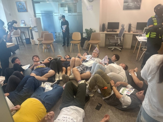 장애인고용공단 서울지부 점검한 장애인 단체 활동가들. [전장연 제공]