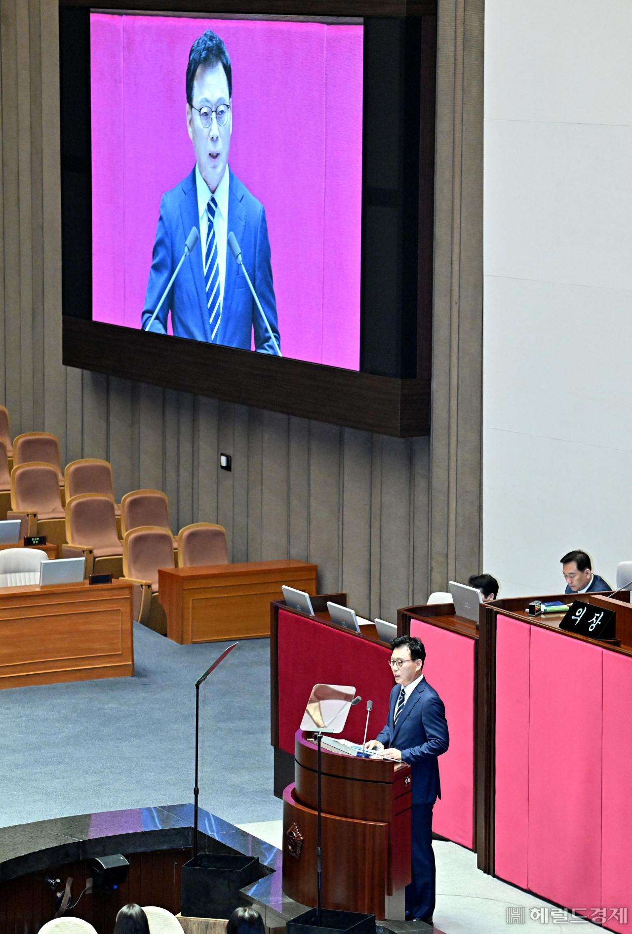 박광온 더불어민주당 원내대표가 18일 서울 여의도 국회에서 열린 본회의에서 교섭단체 대표 연설을 하고 있다. 임세준 기자