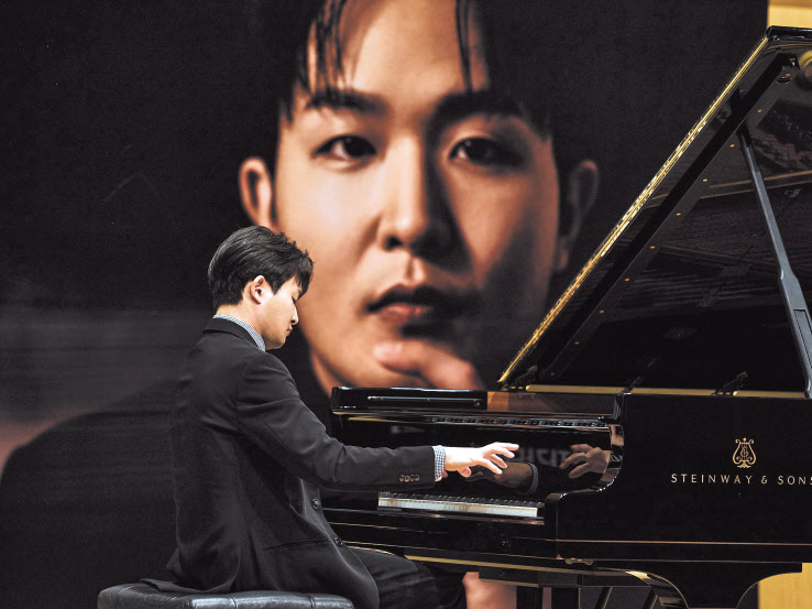 피아니스트 선우예권이 3년 만에 데카에서 발매한 신보 ‘라흐마니노프, 리플렉션’(Rachmaninoff, A Reflection)으로 돌아왔다. [마스트미디어 제공]