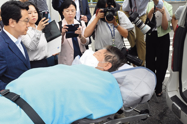 국정쇄신과 전면 개각 등을 요구하며 무기한 단식을 해오던 이재명 대표가 18일 오전 건강악화로 서울 여의도 성모병원에 긴급 이송된 뒤 다시 다른 병원으로 옮겨지고 있다. 민주당에 따르면 이 대표는 이날 오전 혈당이 급속히 떨어지며 거의 의식을 잃은 상황이다. 임세준 기자