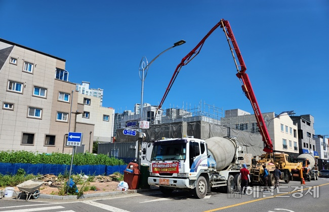 순천 신대지구 원룸 구하기가 어려워지면서 다가구 신축이 점차 늘고 있다. /박대성 기자.