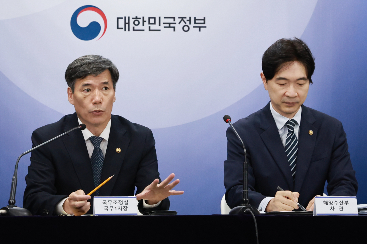 박구연(왼쪽) 국무조정실 국무1차장이 18일 정부서울청사에서 열린 일본 후쿠시마 원전 오염수 방류 관련 일일 브리핑에서 취재진의 질문에 답하고 있다. [연합]