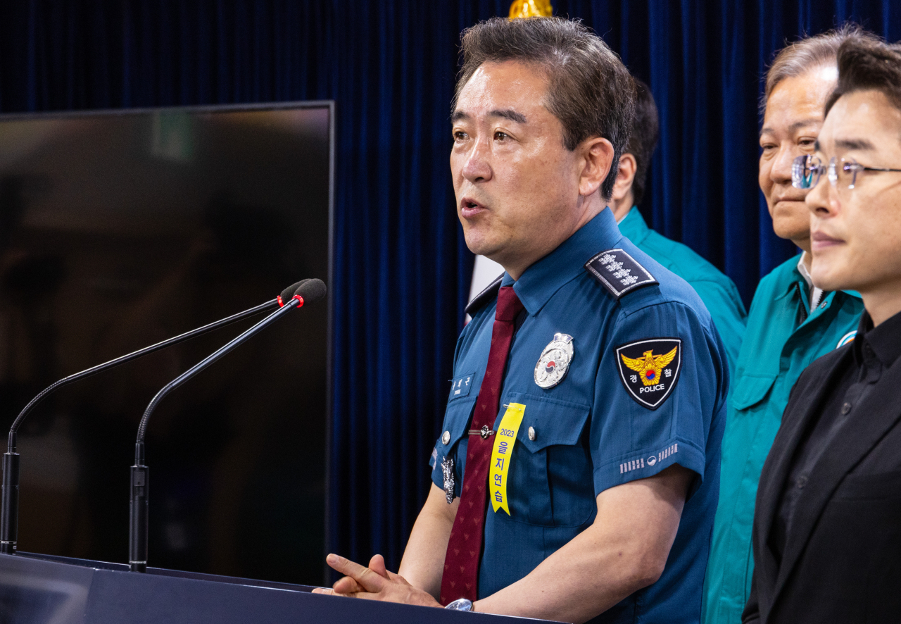 윤희근 경찰청장이 지난 23일 오전 서울 종로구 정부서울청사에서 이상 동기 범죄 재발 방지를 위한 국무총리 담화문 발표를 마친 뒤 가진 회견에서 취재진 질문에 답하고 있다(사진은 기사 내용과 관련 없음). [연합]