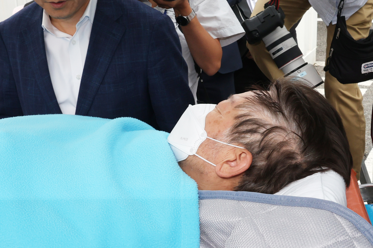 단식 중 건강 악화로 18일 여의도 성모병원에서 응급치료를 받은 더불어민주당 이재명 대표가 같은 날 타병원 이송을 위해 응급차에 탑승하고 있다.[연합]